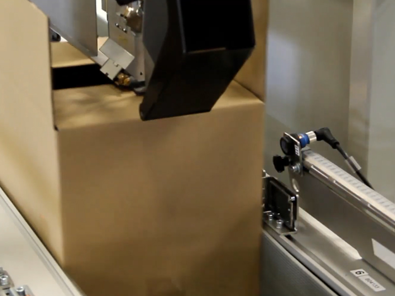 J9集团国际分享自动封箱机的利用特点是什么